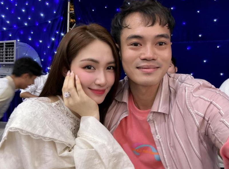 hoa-minzy-tang-van-toan-iphone-17-pro-max-kem-loi-nhac-mon-no-70-trieu