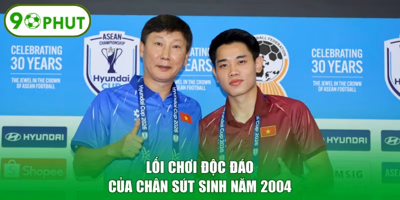 Lối chơi độc đáo của chân sút sinh năm 2004